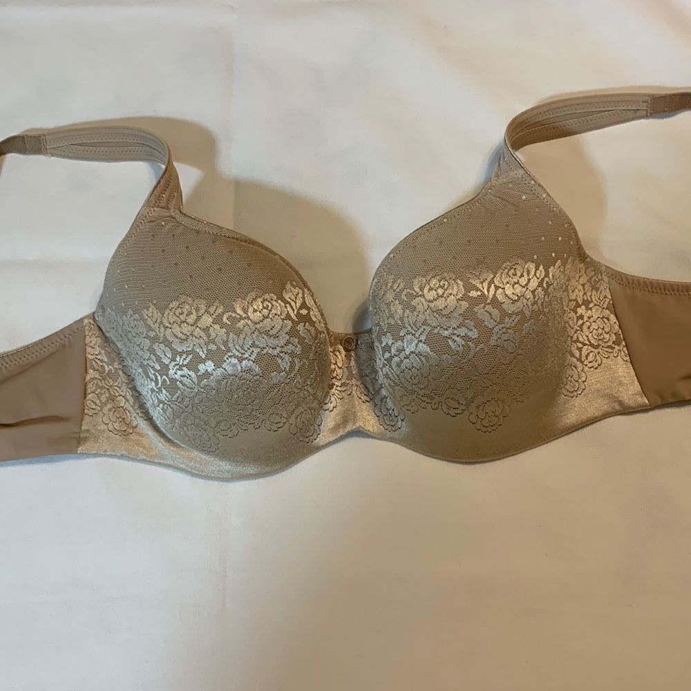 Soma 34D cream/nude bra w/underwire and lightly padded. Detail lace overlay